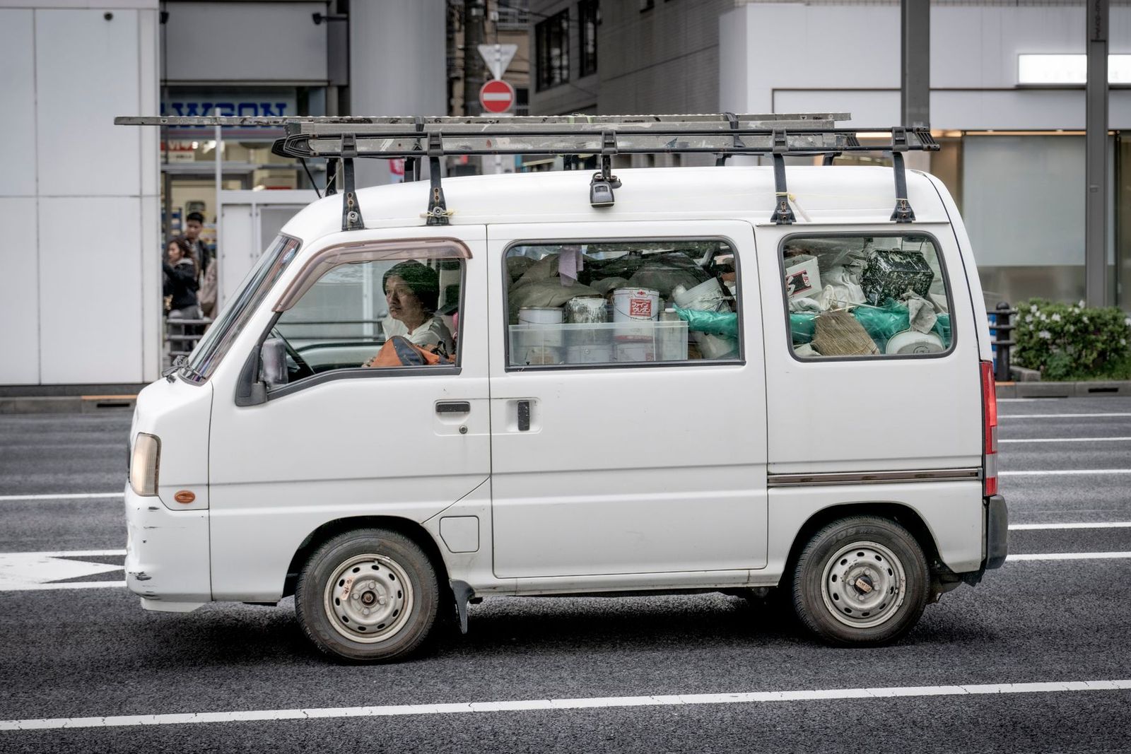 街を走る軽バン（イメージ写真）