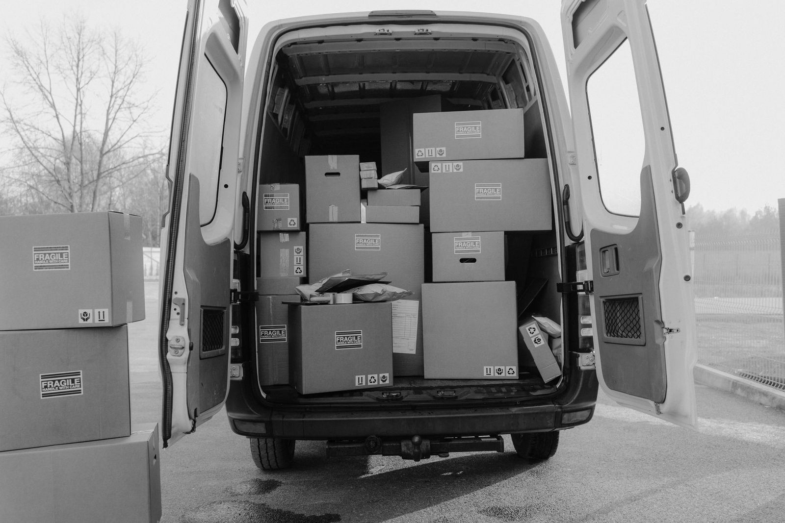 荷室に積まれた荷物（イメージ写真）