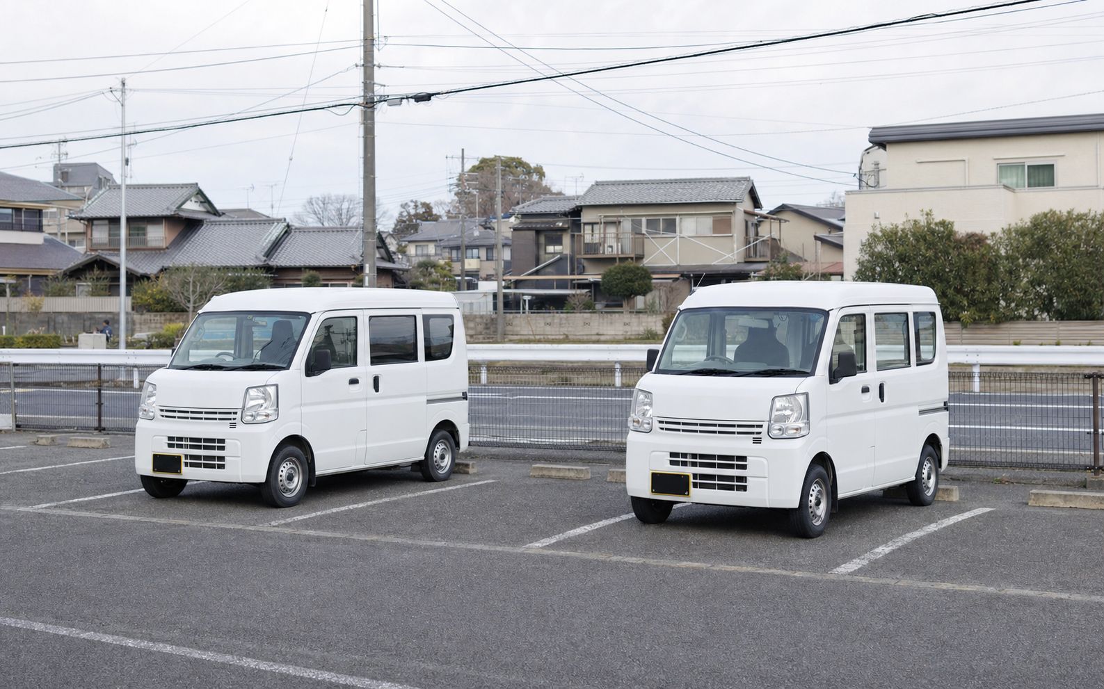 並んで停まる2台の軽バン（生成した仮画像）
