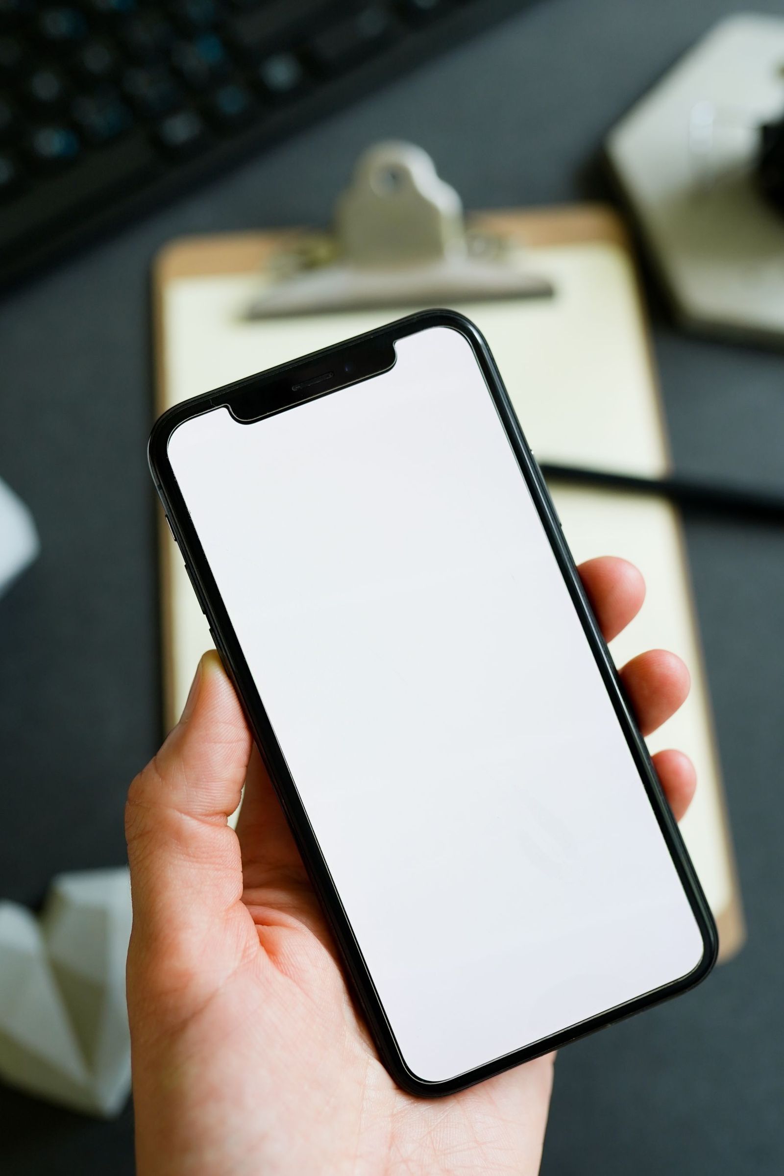 スマートフォンを操作する手元（イメージ写真）