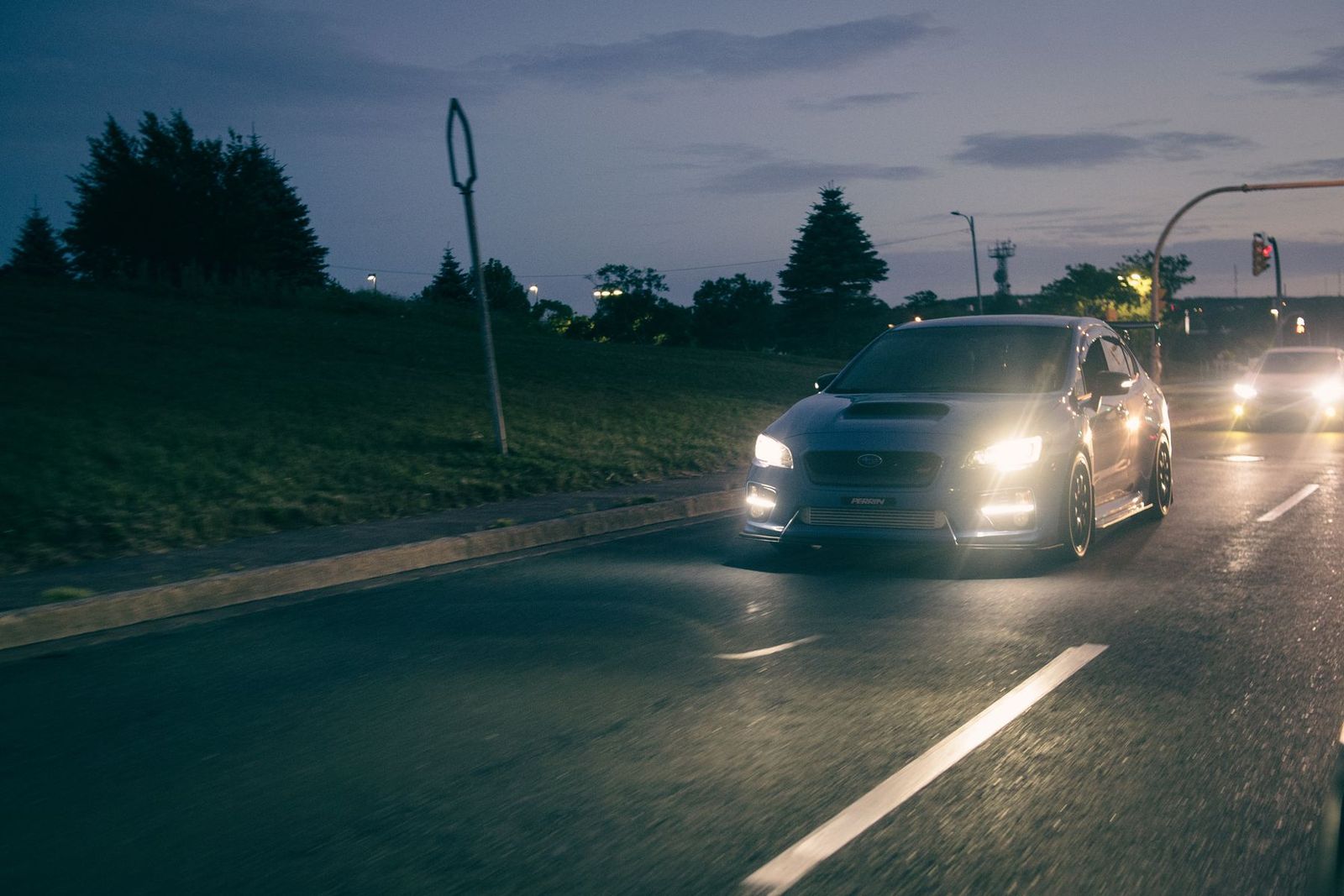 夜の道を走る車（イメージ写真）